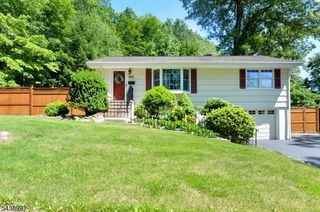 30 Knolls Rd, Bloomingdale Boro, NJ 07403