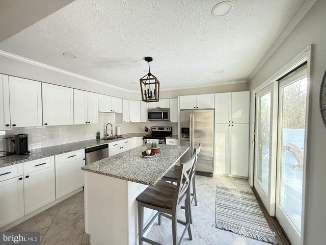 1570 SULLIVAN TRL, Tannersville, PA 18372