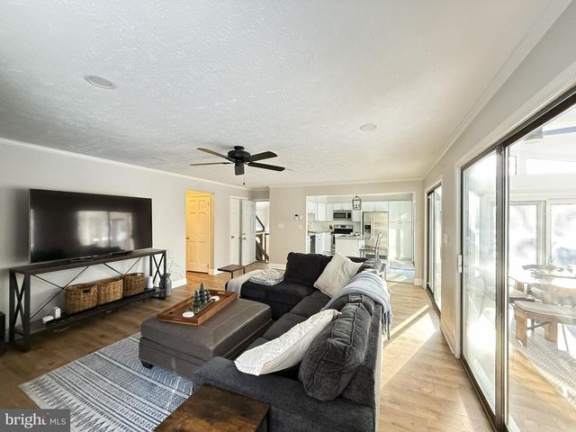 1570 SULLIVAN TRL, Tannersville, PA 18372