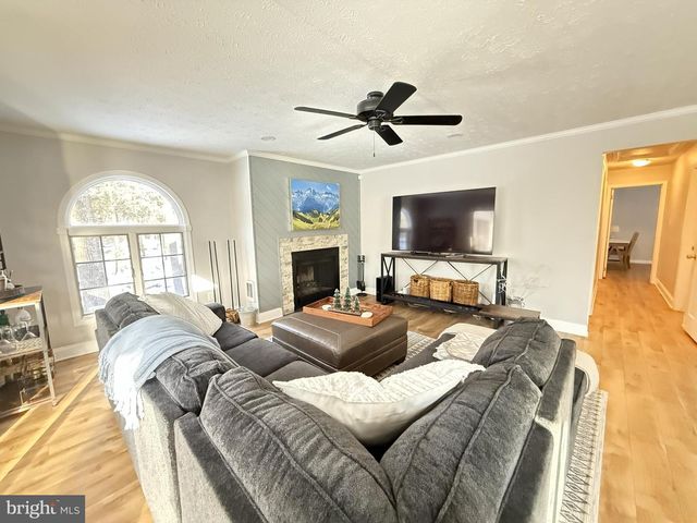 1570 SULLIVAN TRL, Tannersville, PA 18372