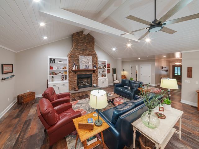 303 N Lake Dr, Altamont, TN 37301