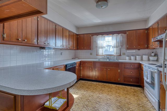 1300 Western Hills Drive, Evansville, IN 47720