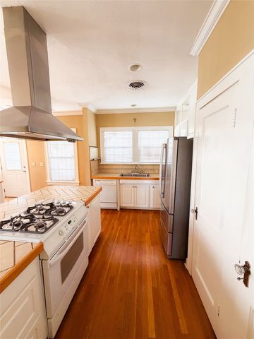 910 College Street, Shreveport, LA 71104