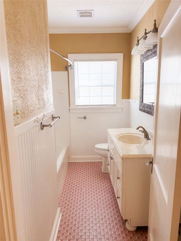 910 College Street, Shreveport, LA 71104