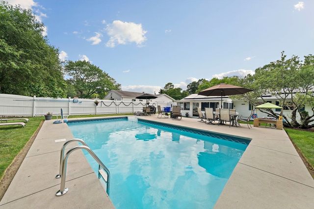 35 Arnold St, Holbrook, MA 02343