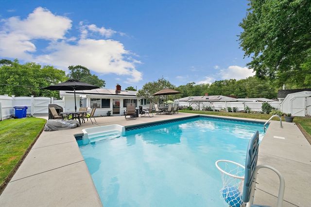 35 Arnold St, Holbrook, MA 02343