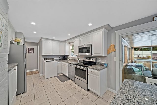 35 Arnold St, Holbrook, MA 02343