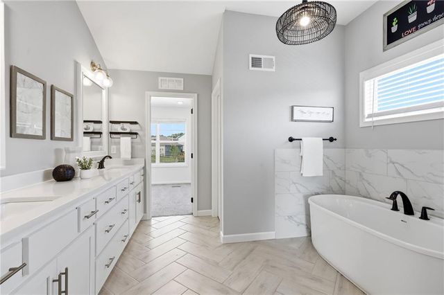 3008 SW Arboridge Drive, Lee's Summit, MO 64082