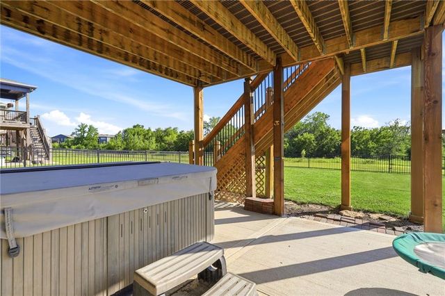 3008 SW Arboridge Drive, Lee's Summit, MO 64082