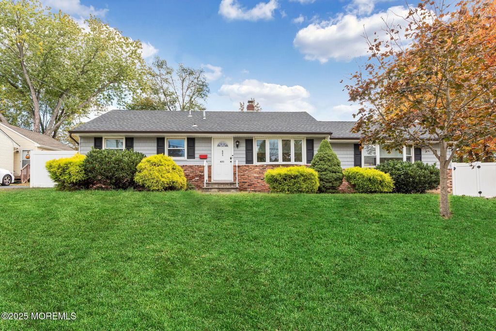 621 Sumner Avenue, Belford, NJ 07718