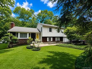 17 Arbor Lane, Dix Hills, NY 11746