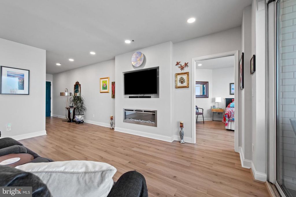 Image 10 of property listing at 100 HARBORVIEW DR #1509, Baltimore, MD 21230