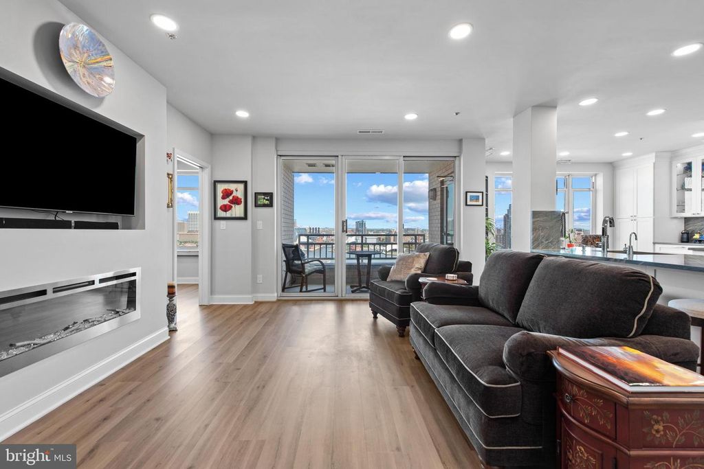 Image 12 of property listing at 100 HARBORVIEW DR #1509, Baltimore, MD 21230