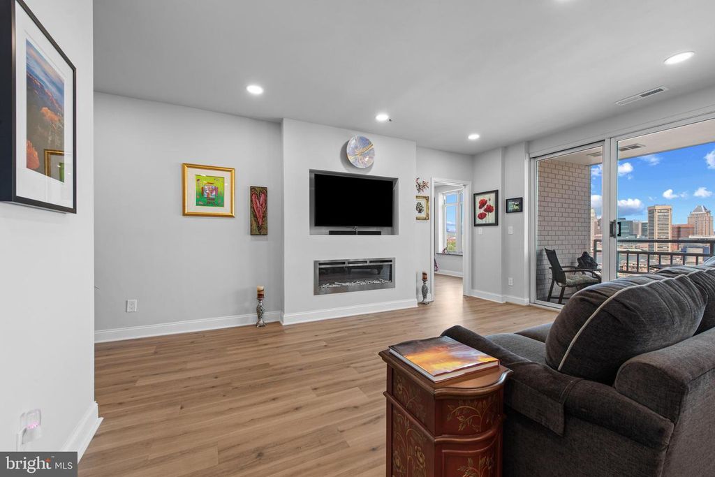 Image 13 of property listing at 100 HARBORVIEW DR #1509, Baltimore, MD 21230