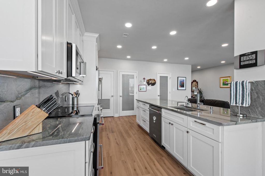 Image 24 of property listing at 100 HARBORVIEW DR #1509, Baltimore, MD 21230