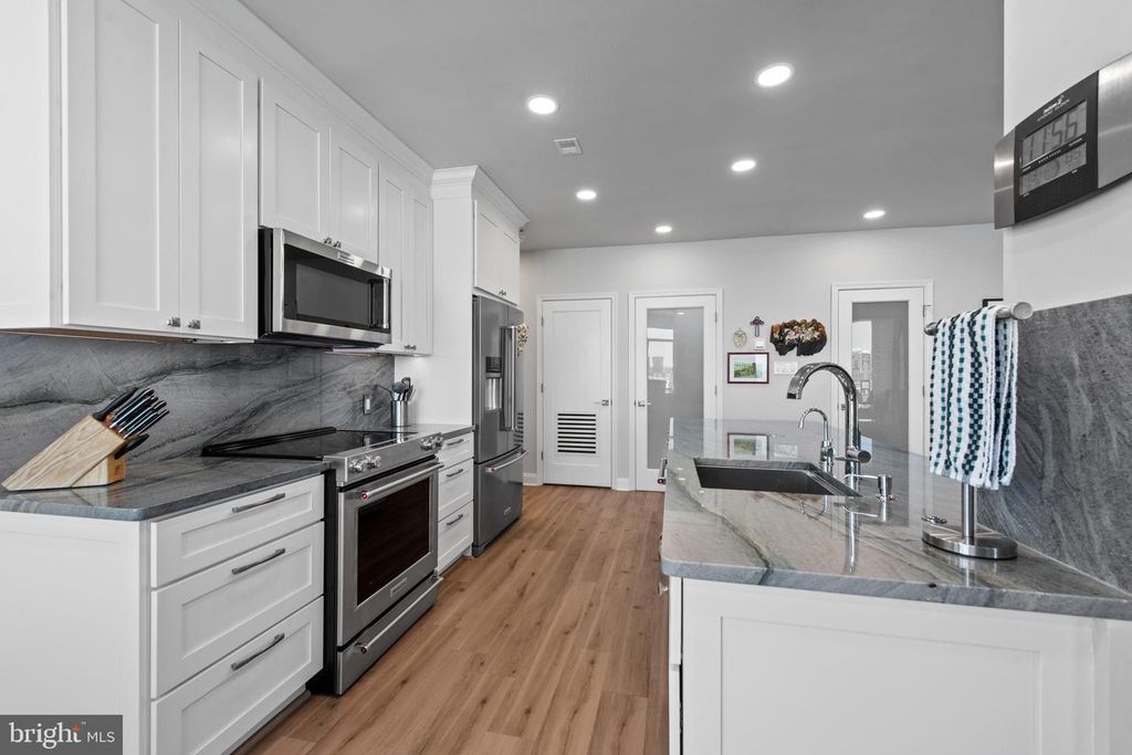 Image 25 of property listing at 100 HARBORVIEW DR #1509, Baltimore, MD 21230