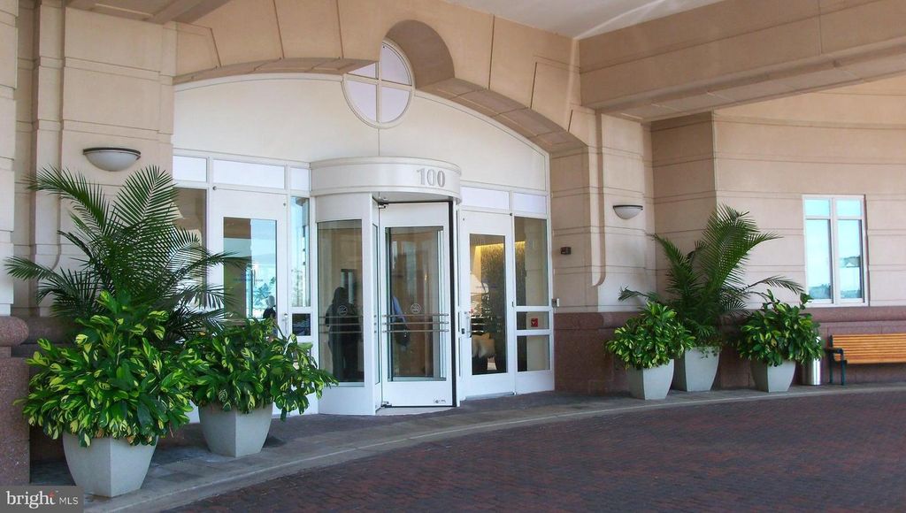 Image 3 of property listing at 100 HARBORVIEW DR #1509, Baltimore, MD 21230