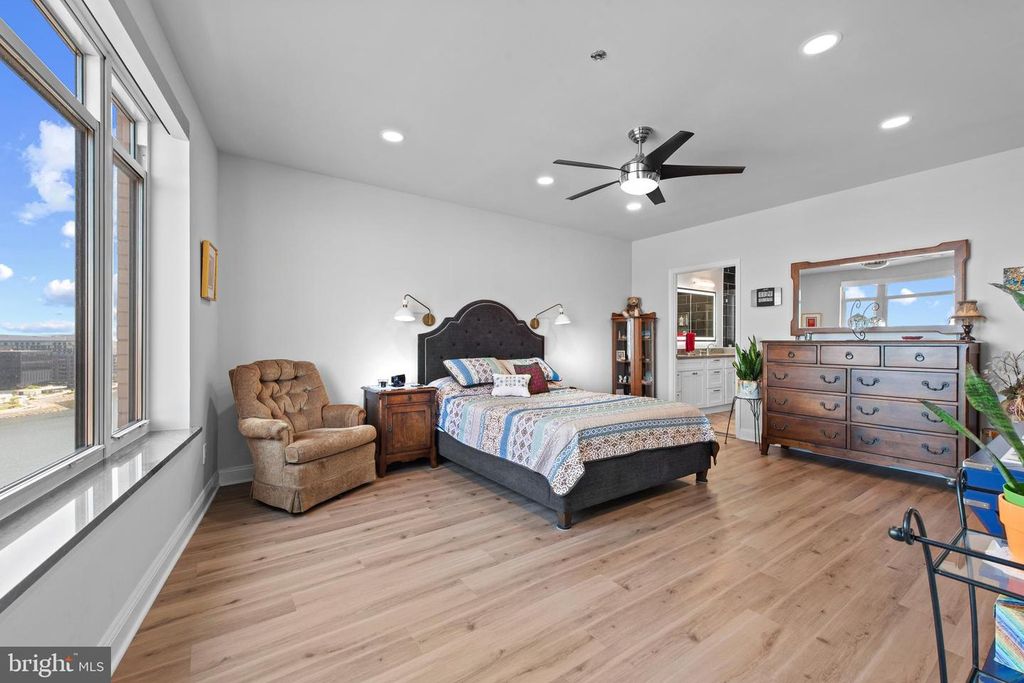 Image 28 of property listing at 100 HARBORVIEW DR #1509, Baltimore, MD 21230