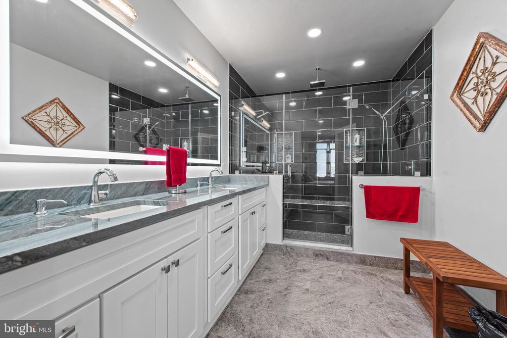 Image 30 of property listing at 100 HARBORVIEW DR #1509, Baltimore, MD 21230