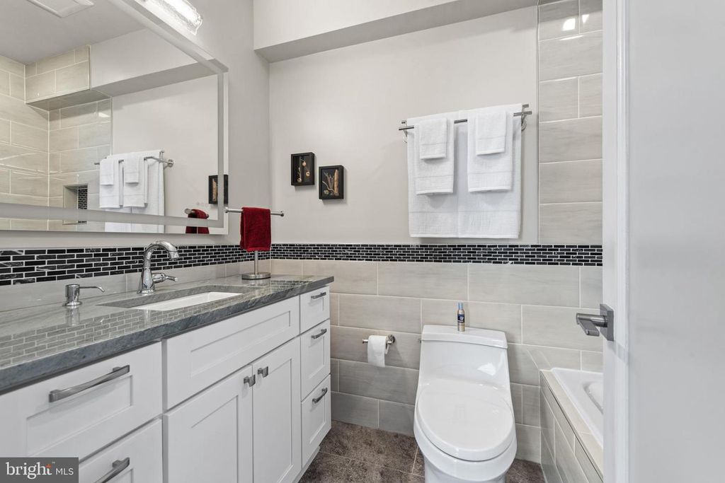 Image 36 of property listing at 100 HARBORVIEW DR #1509, Baltimore, MD 21230