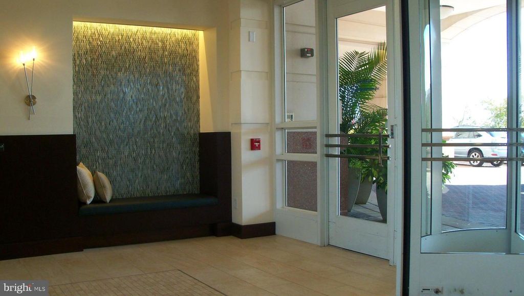 Image 4 of property listing at 100 HARBORVIEW DR #1509, Baltimore, MD 21230