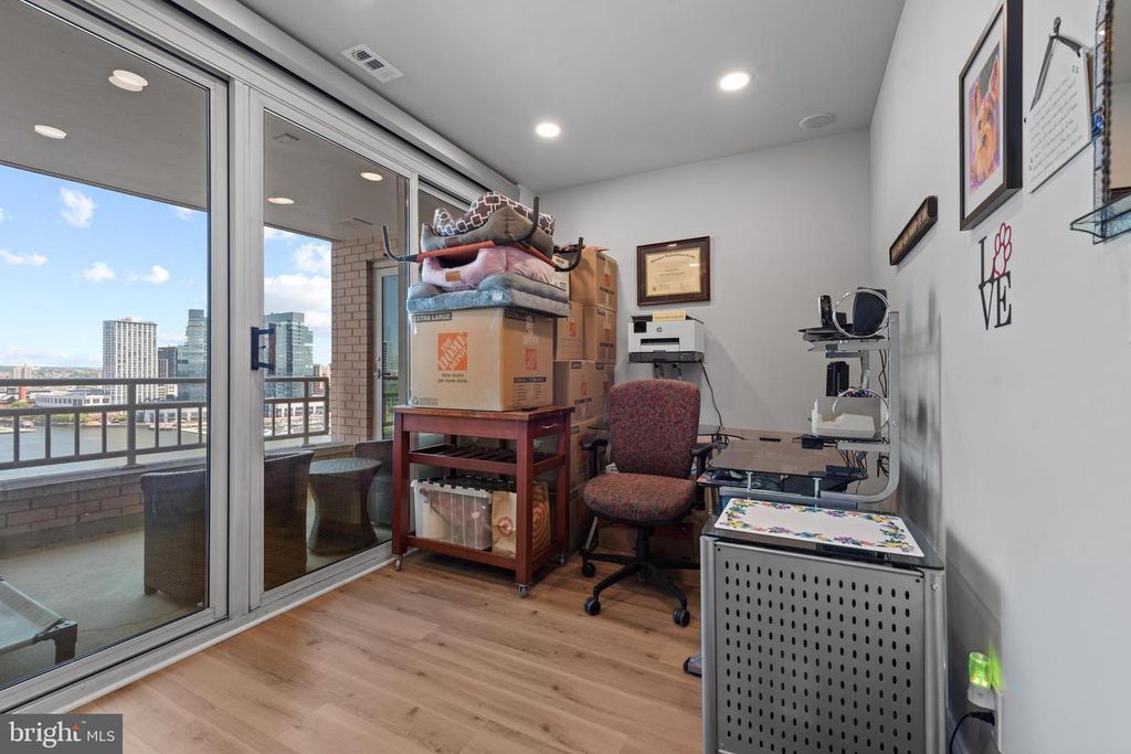 Image 38 of property listing at 100 HARBORVIEW DR #1509, Baltimore, MD 21230