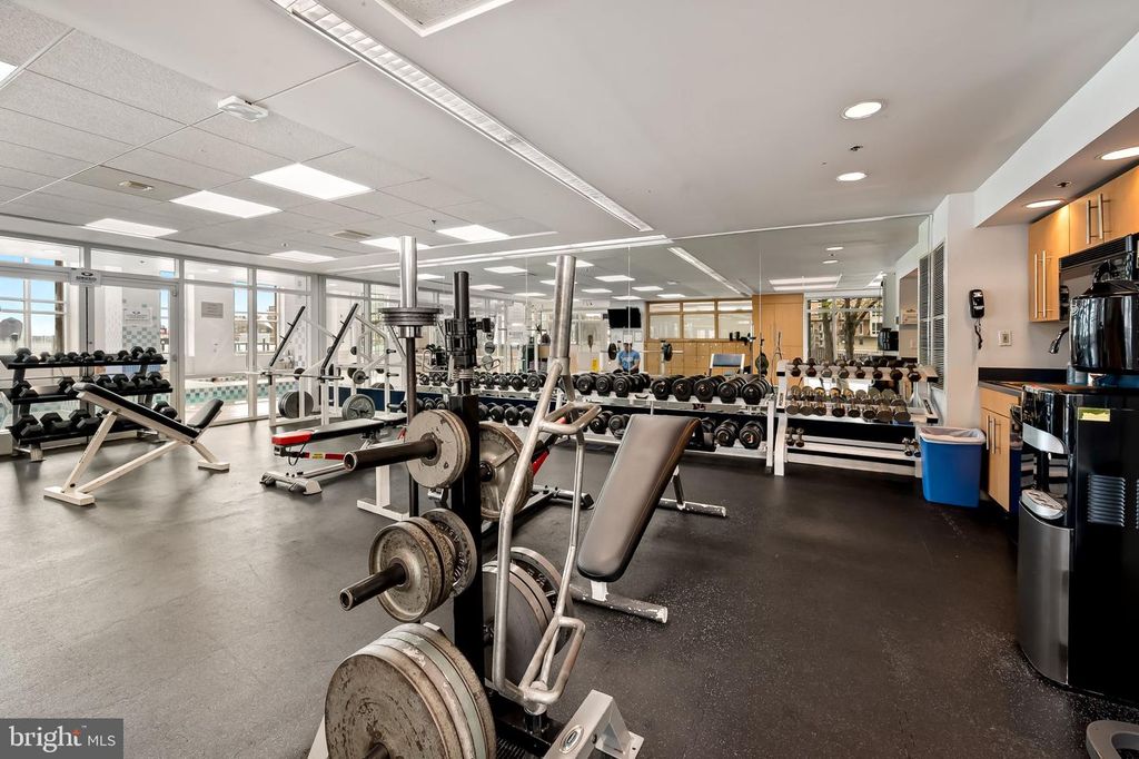 Image 45 of property listing at 100 HARBORVIEW DR #1509, Baltimore, MD 21230