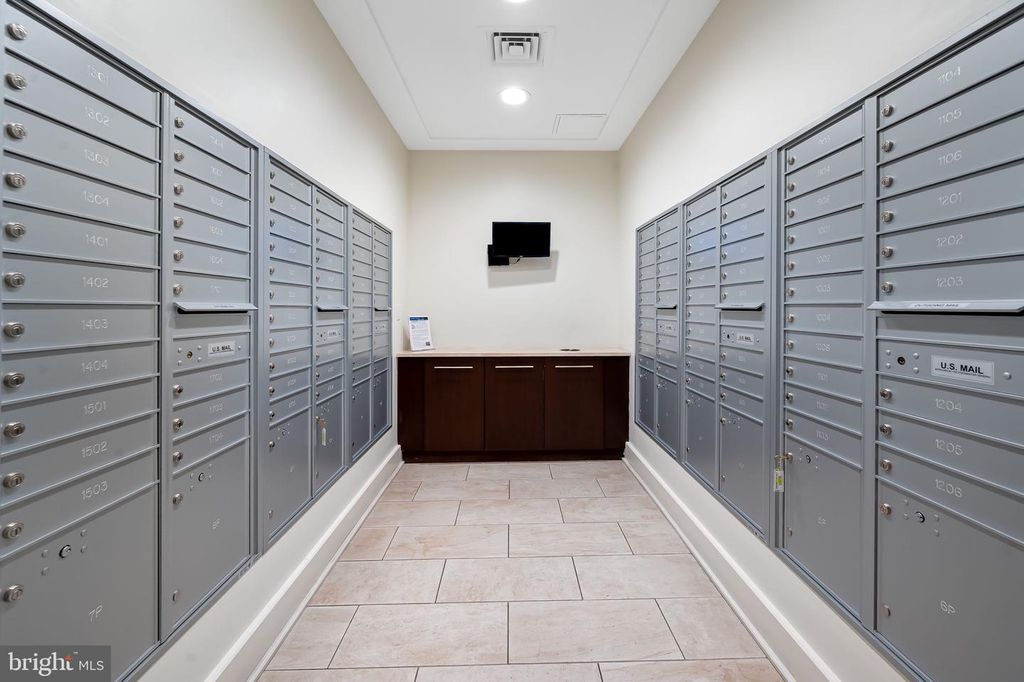 Image 61 of property listing at 100 HARBORVIEW DR #1509, Baltimore, MD 21230