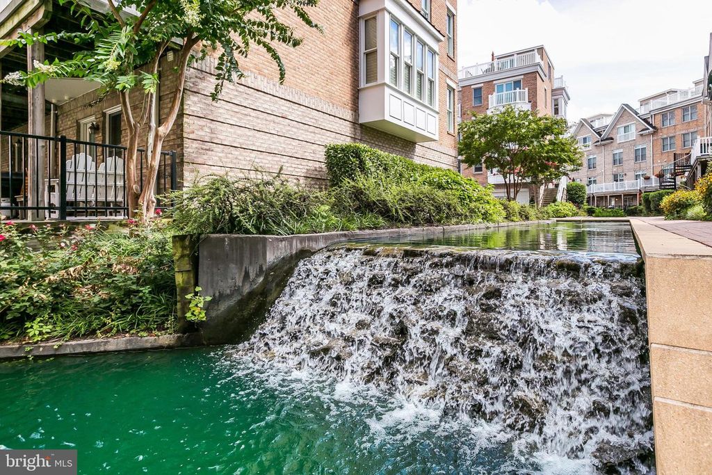 Image 79 of property listing at 100 HARBORVIEW DR #1509, Baltimore, MD 21230