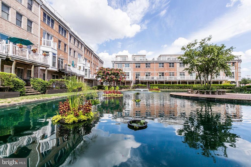 Image 81 of property listing at 100 HARBORVIEW DR #1509, Baltimore, MD 21230