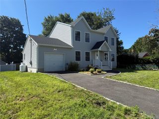 8 W Narcissus Road, Mastic Beach, NY 11951