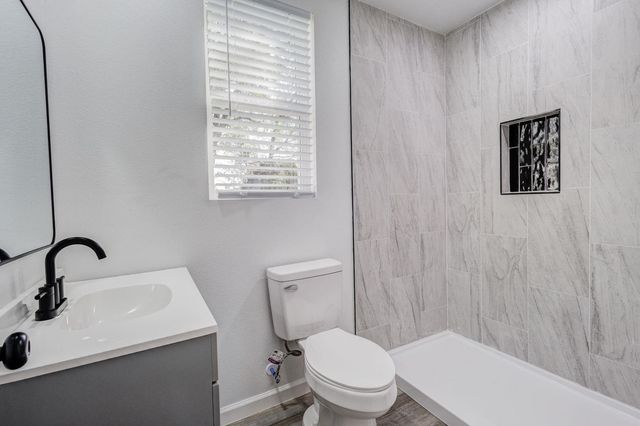 322 NE 29TH Street, Grand Prairie, TX 75050