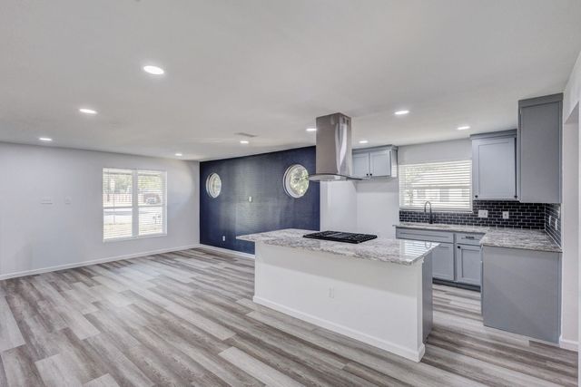 322 NE 29TH Street, Grand Prairie, TX 75050