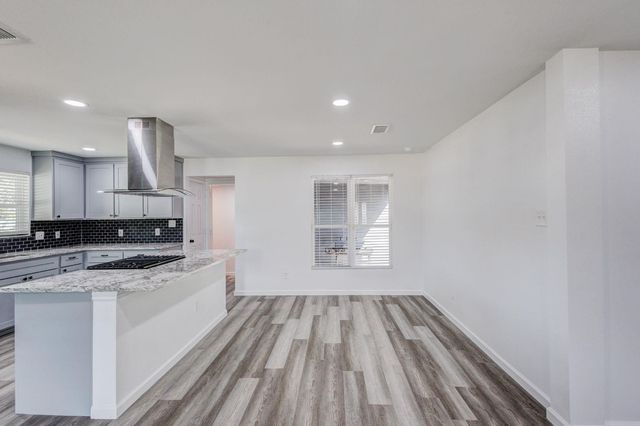 322 NE 29TH Street, Grand Prairie, TX 75050