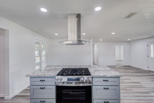 322 NE 29TH Street, Grand Prairie, TX 75050