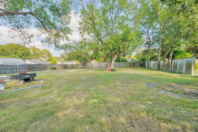 322 NE 29TH Street, Grand Prairie, TX 75050