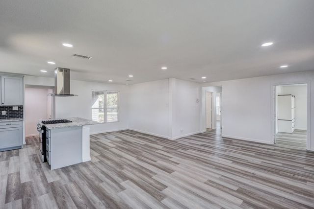 322 NE 29TH Street, Grand Prairie, TX 75050