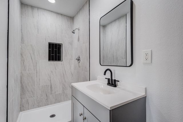 322 NE 29TH Street, Grand Prairie, TX 75050