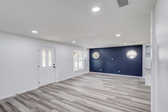 322 NE 29TH Street, Grand Prairie, TX 75050