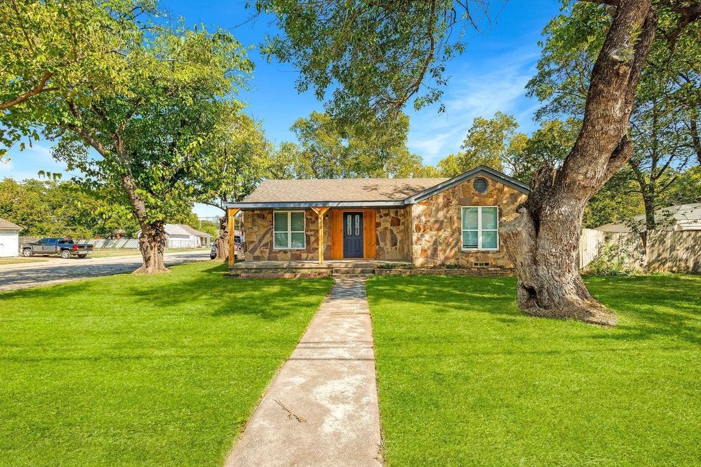 322 NE 29TH Street, Grand Prairie, TX 75050