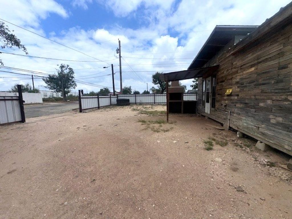 Image 11 of property listing at 124 Ave U, San Angelo, TX 76903
