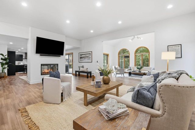 W307N2873 Fieldwood DRIVE, Pewaukee, WI 53072