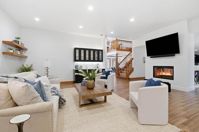 W307N2873 Fieldwood DRIVE, Pewaukee, WI 53072