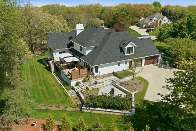 W307N2873 Fieldwood DRIVE, Pewaukee, WI 53072