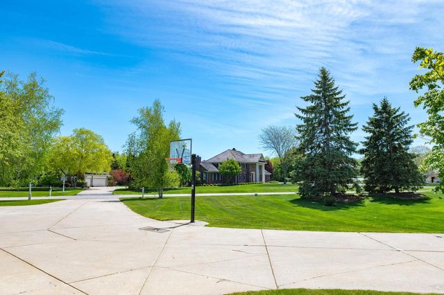 W307N2873 Fieldwood DRIVE, Pewaukee, WI 53072