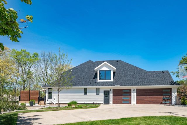 W307N2873 Fieldwood DRIVE, Pewaukee, WI 53072
