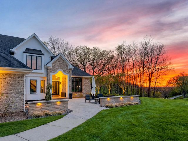 W307N2873 Fieldwood DRIVE, Pewaukee, WI 53072