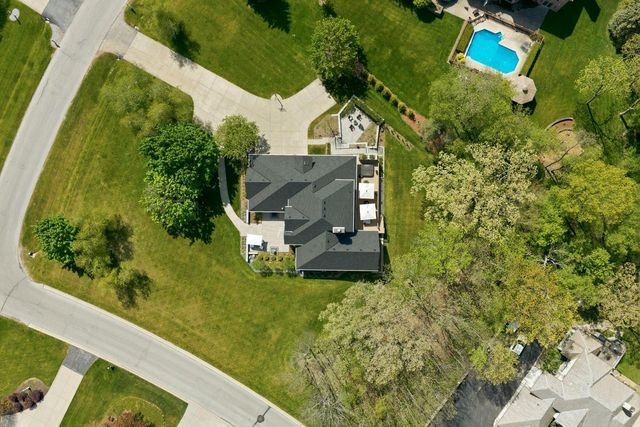 W307N2873 Fieldwood DRIVE, Pewaukee, WI 53072