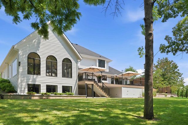 W307N2873 Fieldwood DRIVE, Pewaukee, WI 53072