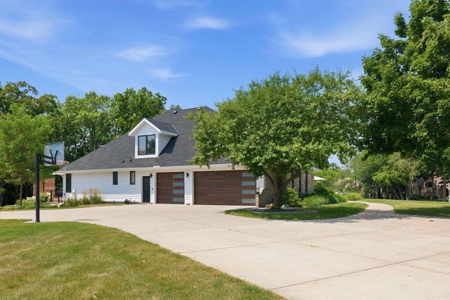 W307N2873 Fieldwood DRIVE, Pewaukee, WI 53072